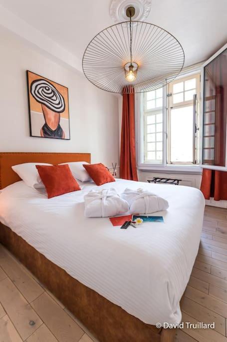 Suites Mana - Matahina Avec Vue Superbe Sur La Place Ducale Et Parking Prive Inclus Charleville-Mézières Exterior foto
